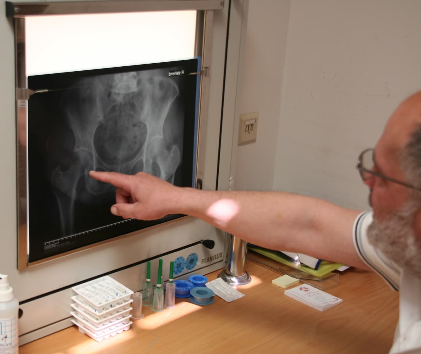 Dr. Zamani in seiner Praxis in Baden bei Wien